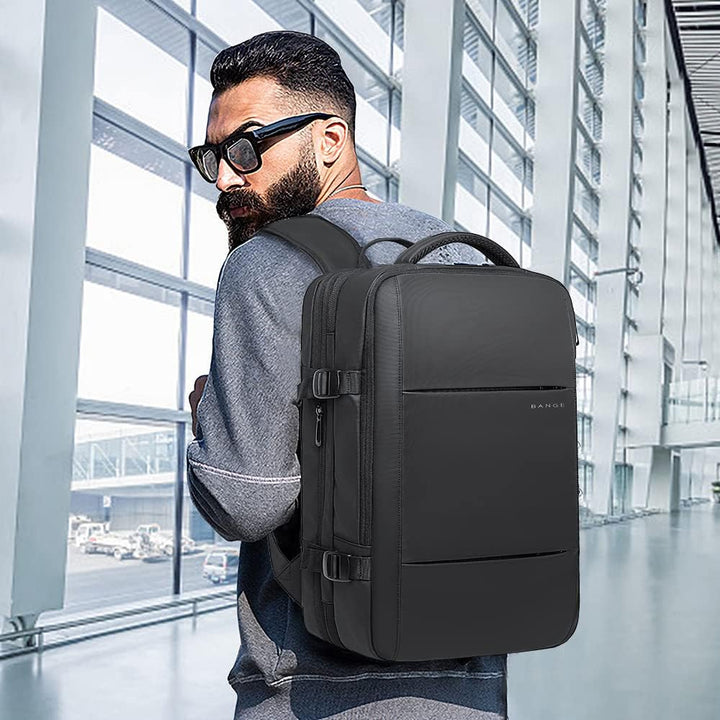 Rozšiřitelný vodotěsný cestovní batoh 26–45 l s přihrádkou na notebook a možností přeměny na duffle tašku.