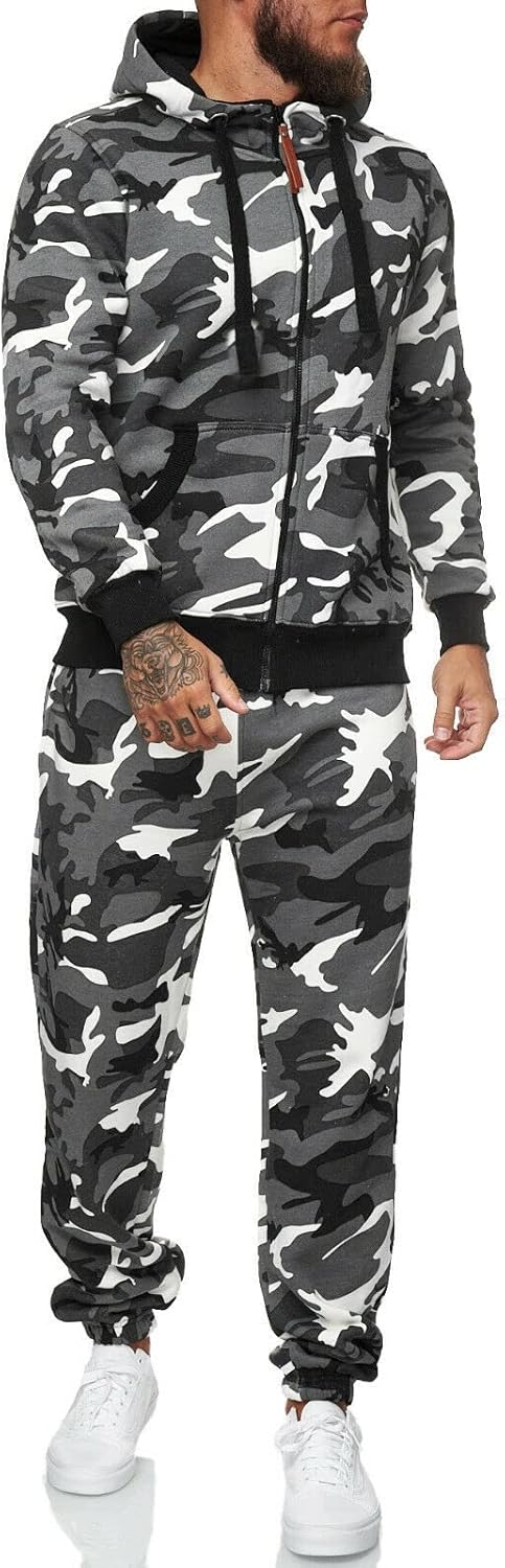 Mann in grauem Camouflage-Trainingsanzug mit Kapuze und weißen Sneakers.