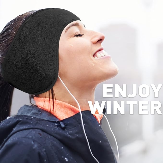 Frau mit schwarzem Stirnband, Winterkleidung, Kopfhörer, genießt kaltes Wetter.