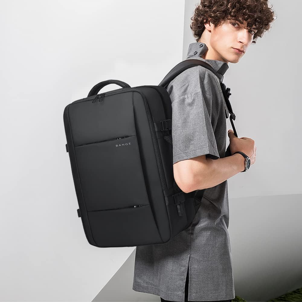 Rozšiřitelný vodotěsný cestovní batoh 26–45 l s přihrádkou na notebook a možností přeměny na duffle tašku.