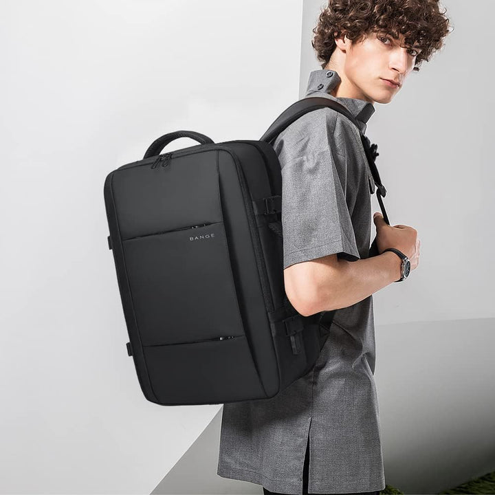 Rozšiřitelný vodotěsný cestovní batoh 26–45 l s přihrádkou na notebook a možností přeměny na duffle tašku.