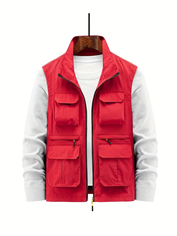 Rote Herrenweste mit Taschen, Reißverschluss, über weißem Langarmshirt, Freizeitmode.