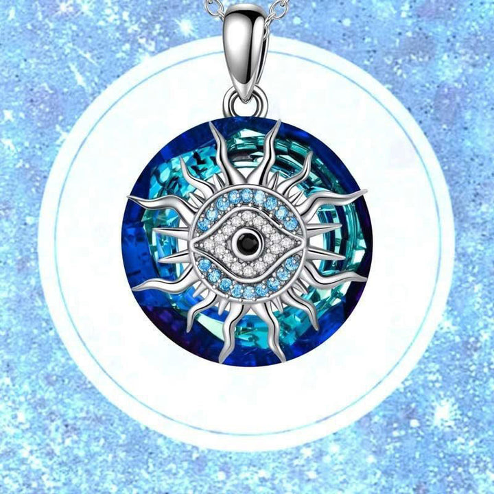 Silberne Halskette mit blauem Nazar-Amulett, funkelnde Kristalle, Schutzschmuck.