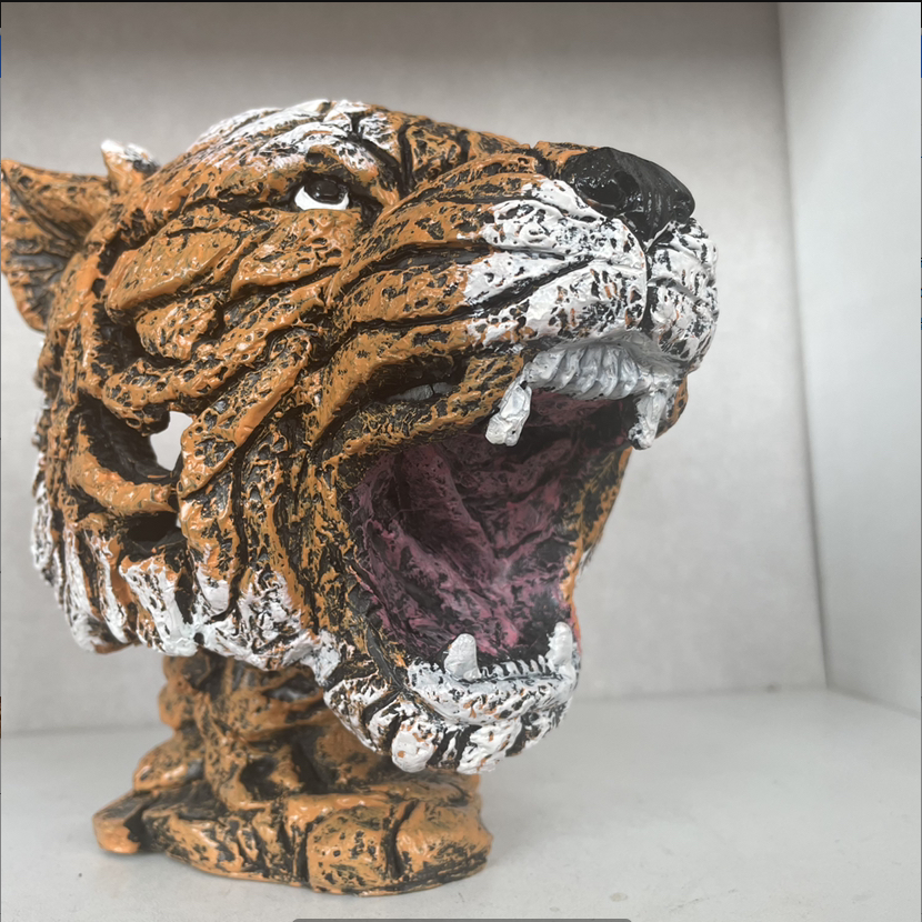 Tigerkopf-Skulptur aus Harz, realistisch bemalt, Dekofigur, orange-weiß, offenes Maul.