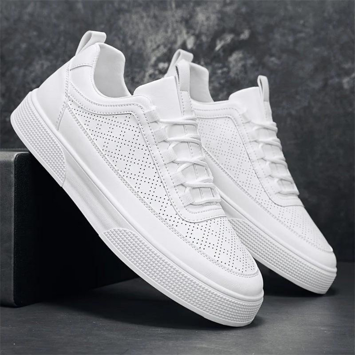 Weiße Sneaker aus Leder, perforiert, modisch, bequem, für Herren, auf dunklem Hintergrund.