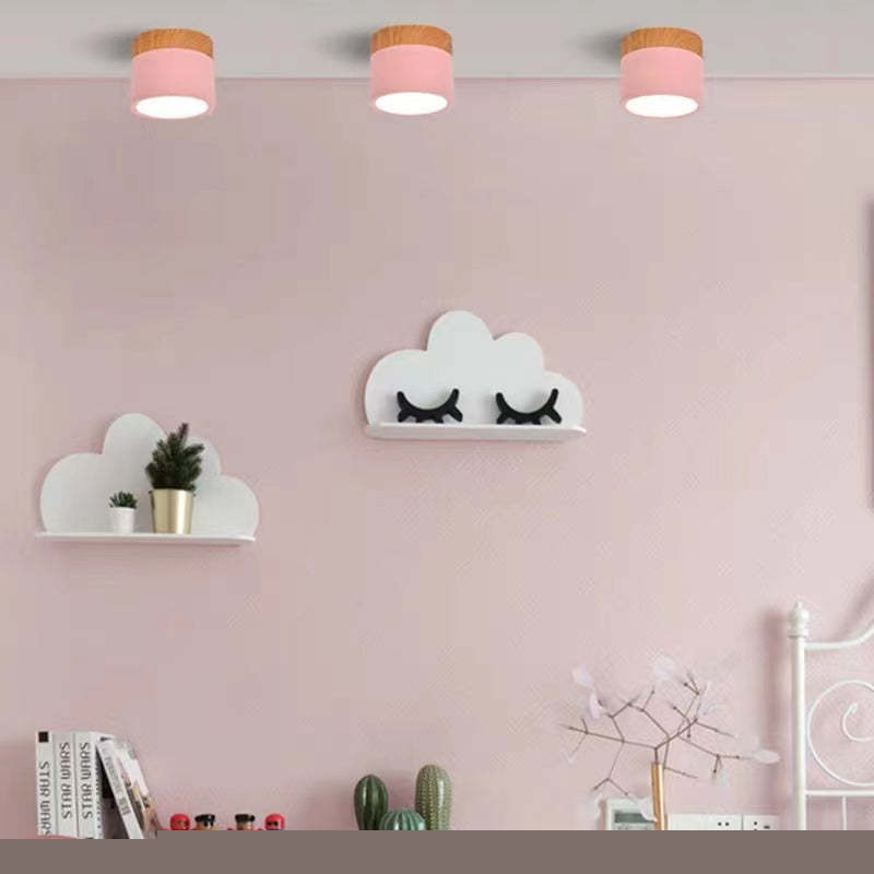 Drei rosa Deckenleuchten, Wolkenregale, moderne Kinderzimmerdekoration, skandinavischer Stil.