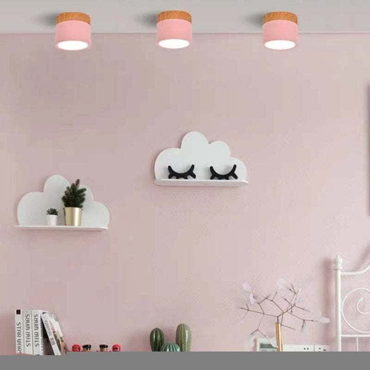 Drei rosa Deckenleuchten, Wolkenregale, moderne Kinderzimmerdekoration, skandinavischer Stil.