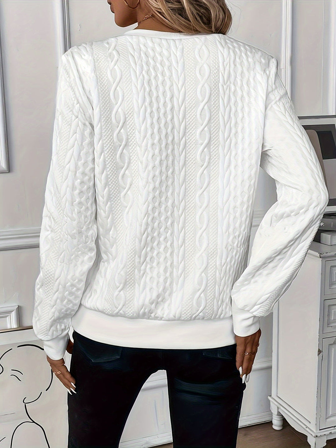 Frau in weißem Strickpullover mit Zopfmuster, Rückansicht, modisch, gemütlich, elegant.