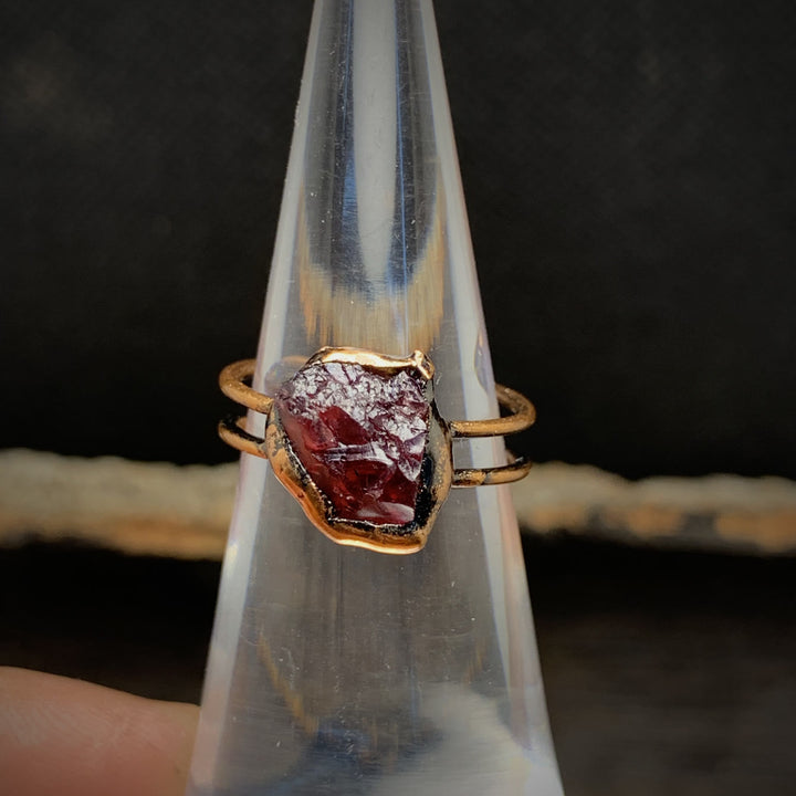 Roter Granat-Ring, handgefertigt, Kupferfassung, einzigartiges Design, Schmuck für Damen.