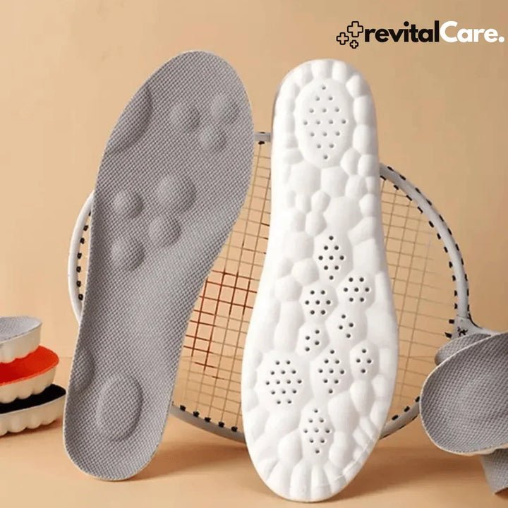 Graue und weiße orthopädische Einlegesohlen, ergonomisch, auf Tennisschläger.