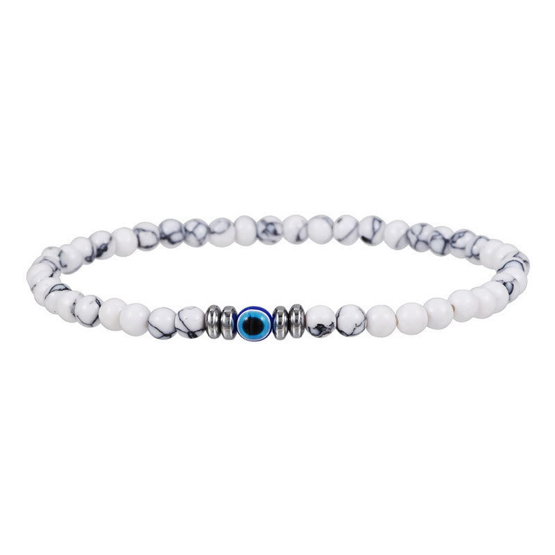 Weißes Howlith-Armband mit blauen und silbernen Akzenten, minimalistisches Schmuckdesign.