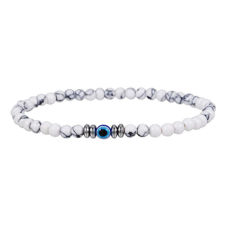 Weißes Howlith-Armband mit blauen und silbernen Akzenten, minimalistisches Schmuckdesign.
