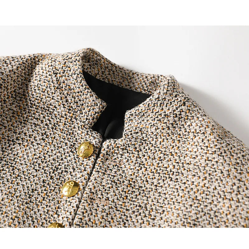 Beige Tweed-Jacke mit goldenen Knöpfen, elegantes Design, Damenmode, Herbstkollektion.