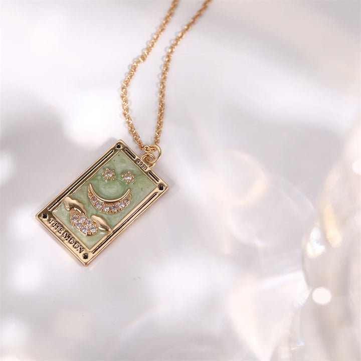 Goldene Halskette mit Smiley-Anhänger, grünem Emaille und Strasssteinen, modischer Schmuck.