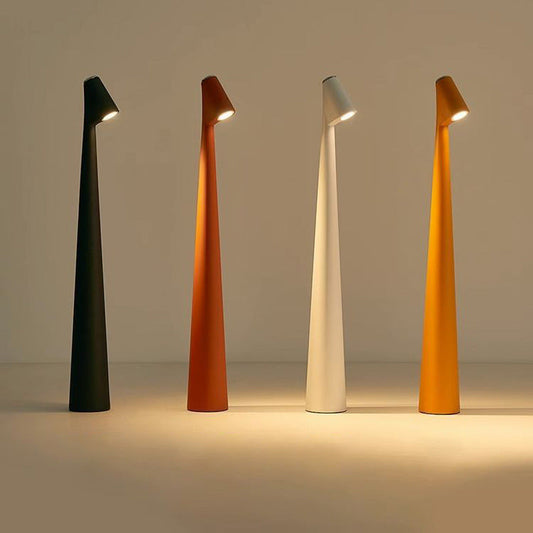 Vier moderne Stehlampen in Schwarz, Rot, Weiß und Orange, minimalistisch, beleuchtet.
