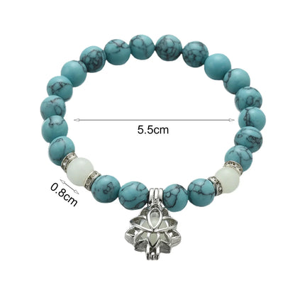 Armband aus türkisfarbenem Howlith mit Lotus-Anhänger, 5,5 cm Durchmesser, 0,8 cm Perlen.