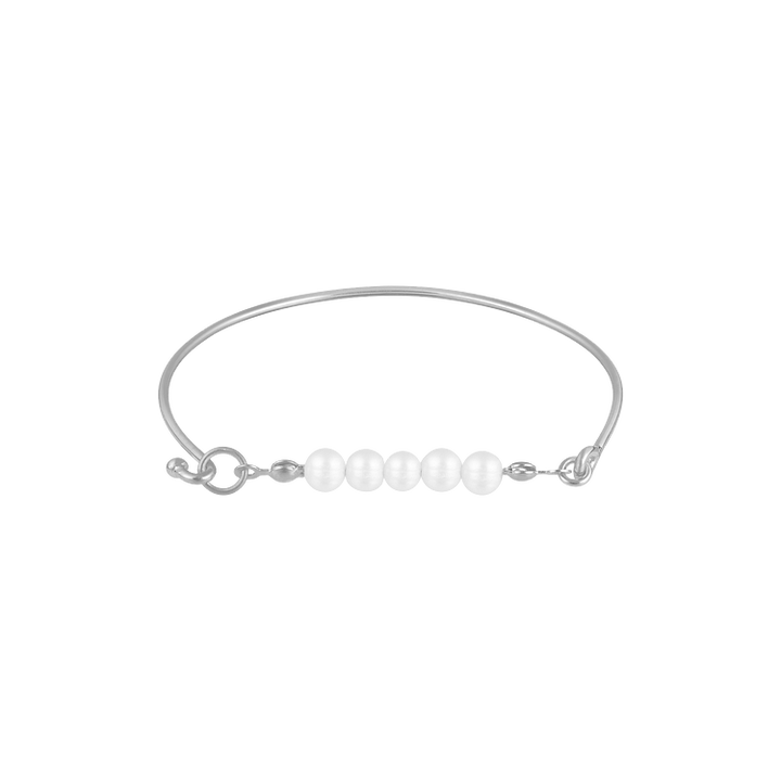 Silberarmband mit fünf weißen Perlen, elegantes Schmuckdesign, Damenaccessoire, Geschenkidee.