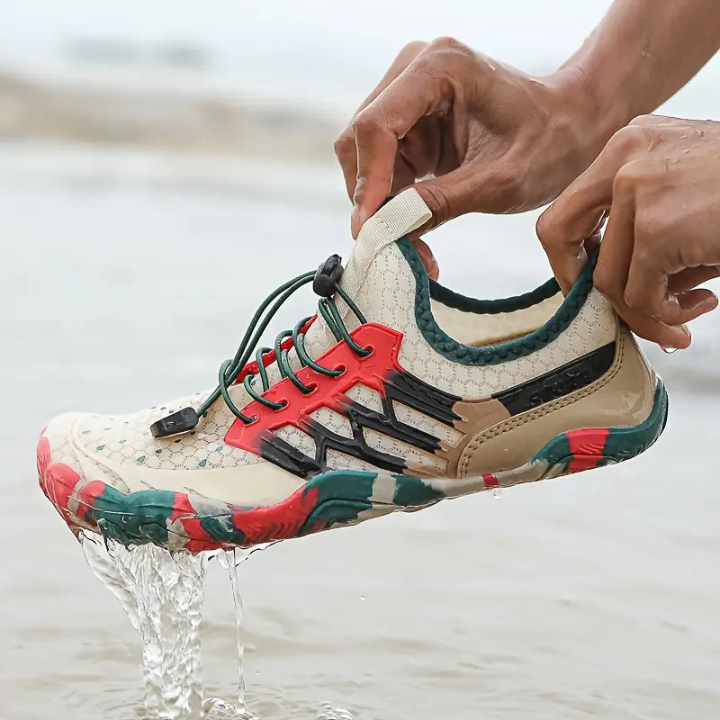 Wasserschuh beige-rot, atmungsaktiv, rutschfest, ideal für Outdoor-Aktivitäten am Strand.