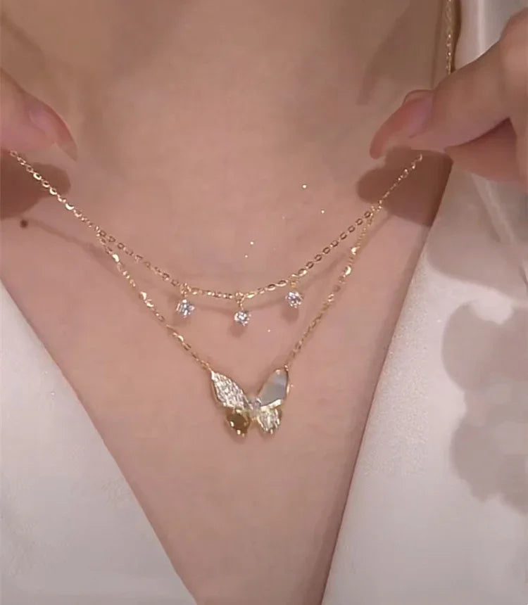 Goldene Schmetterlingskette mit Kristallen, eleganter Schmuck für Damen, modisches Accessoire.