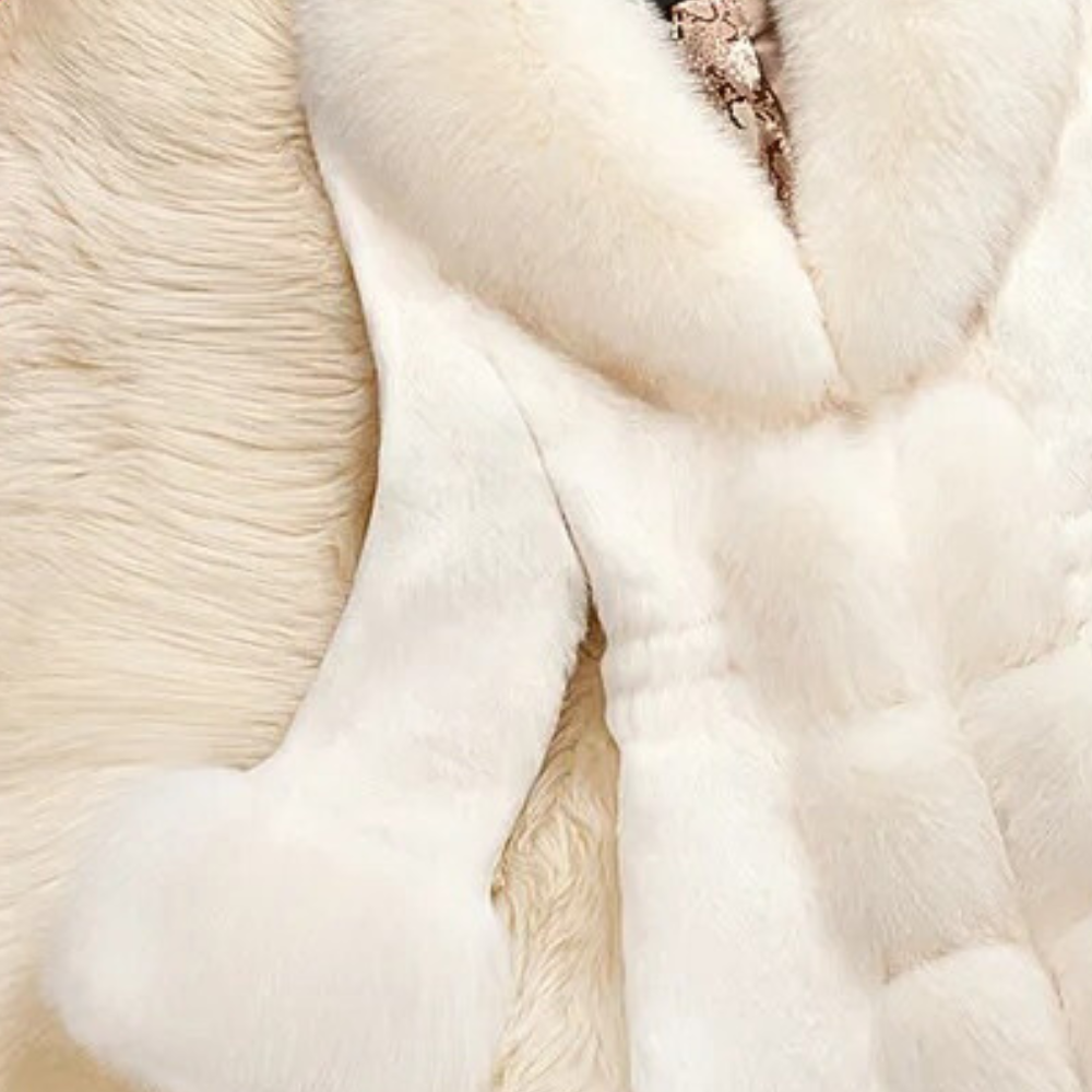 Luxuriöser weißer Pelzmantel, weiches Fell, elegantes Design, Wintermode, Damenbekleidung.