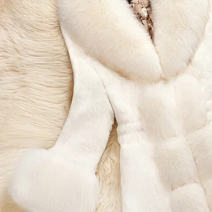 Luxuriöser weißer Pelzmantel, weiches Fell, elegantes Design, Wintermode, Damenbekleidung.