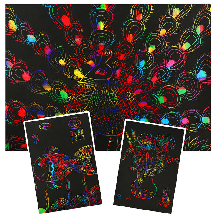 Bunte Kratzbilder Set mit Pfau, Fisch und Blumenmotiv auf schwarzem Hintergrund.
