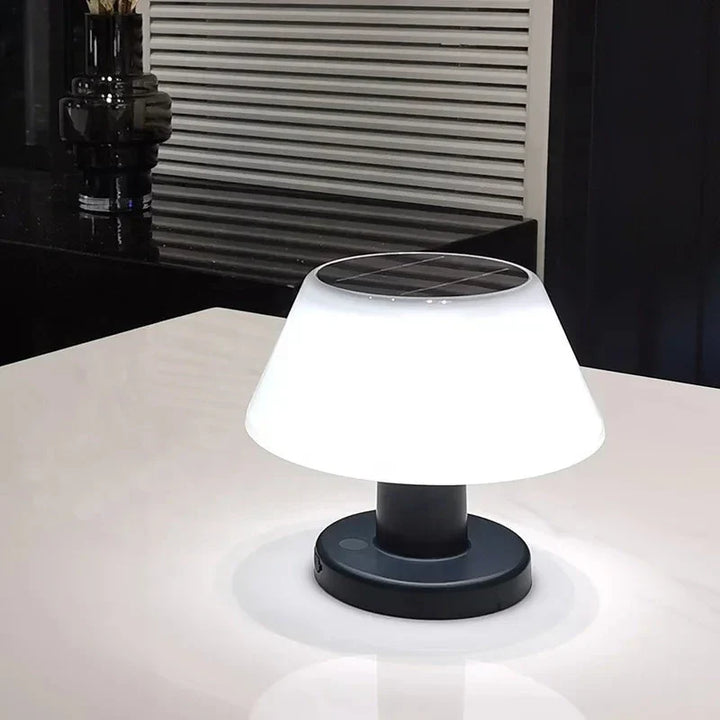 Moderne Solartischlampe, weißer Schirm, schwarzer Sockel, energiesparend, Innenbeleuchtung.