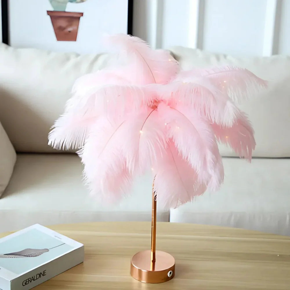 Rosa Federlampe auf Holztisch, moderne Dekoration, LED-Beleuchtung, Wohnzimmer-Accessoire.