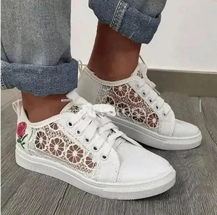 Weiße Damen-Sneaker mit Blumenmuster, Spitze, Freizeitmode, bestickte Rose, Jeans.