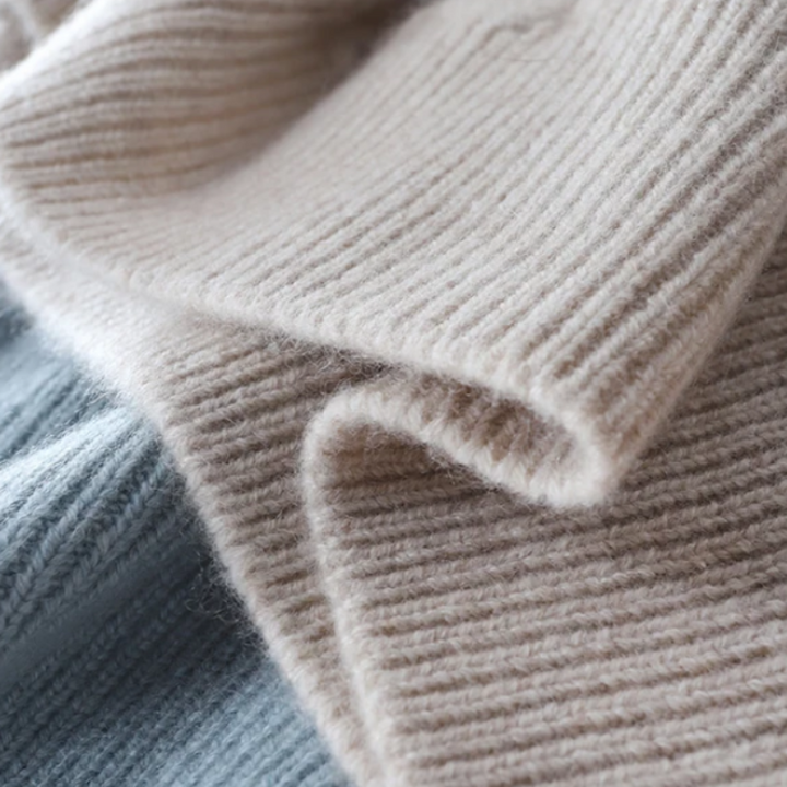 Beige und blaue Strickschals aus Wolle, weiche Textur, modisches Winteraccessoire.