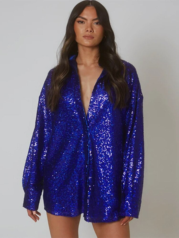 Frau trägt blaues Paillettenhemd, langärmelig, glänzend, modisch, Party-Outfit.