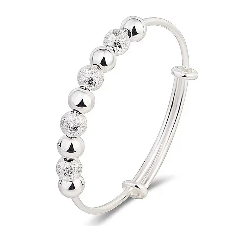 Silberarmband mit glänzenden und matten Kugeln, elegantes Schmuckdesign für Damen.