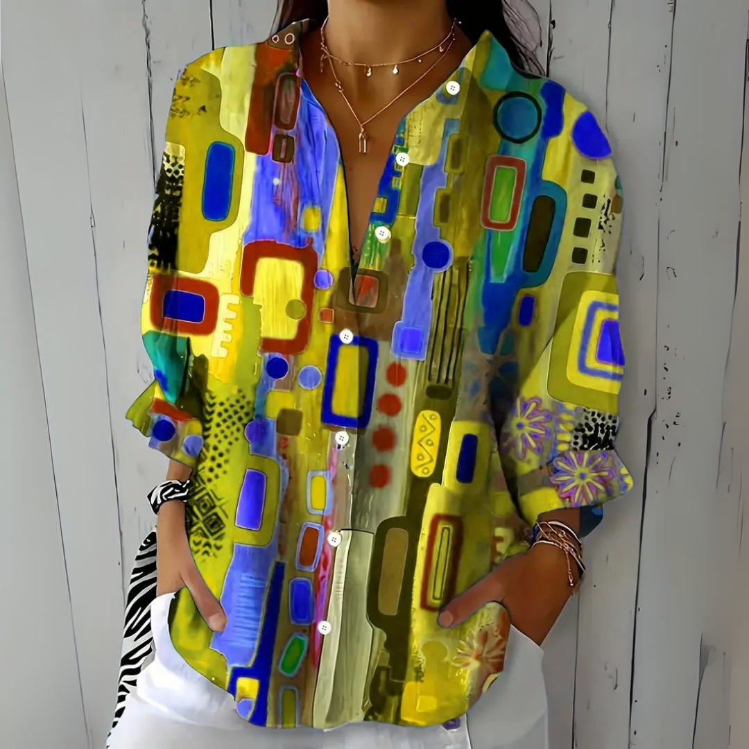 Modelka ve žluté košili s modrými, červenými a fialovými geometrickými tvary a drobnými květy na rukávech, pohled zepředu. 5