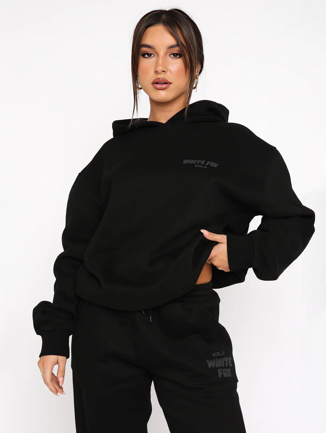 Frau in schwarzem Hoodie und Jogginghose, lässige Mode, bequeme Freizeitkleidung, Streetwear.