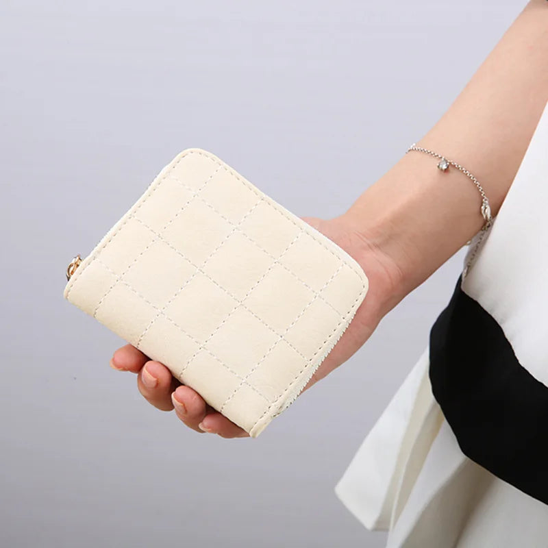 Beige Damen-Geldbörse, quadratisches Design, Reißverschluss, handgehalten, elegantes Accessoire.