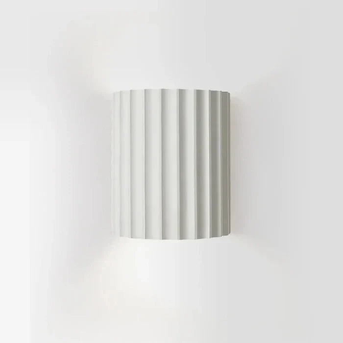 Weiße Wandleuchte aus Keramik, modernes Design, geriffelte Oberfläche, Innenbeleuchtung.