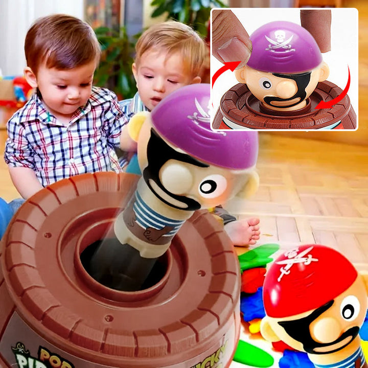 Spielzeug-Piratenspiel mit lila Helm, Kinder im Hintergrund, interaktives Lernspielzeug.