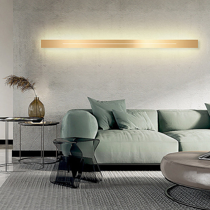 Moderne Wohnzimmerbeleuchtung, goldene LED-Wandleuchte, minimalistisches Design, energiesparend.