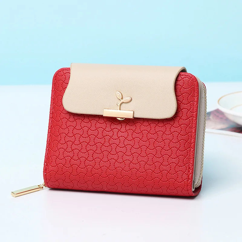 Rote Damen-Geldbörse aus Leder mit beige Klappe, Reißverschluss, elegantes Design.