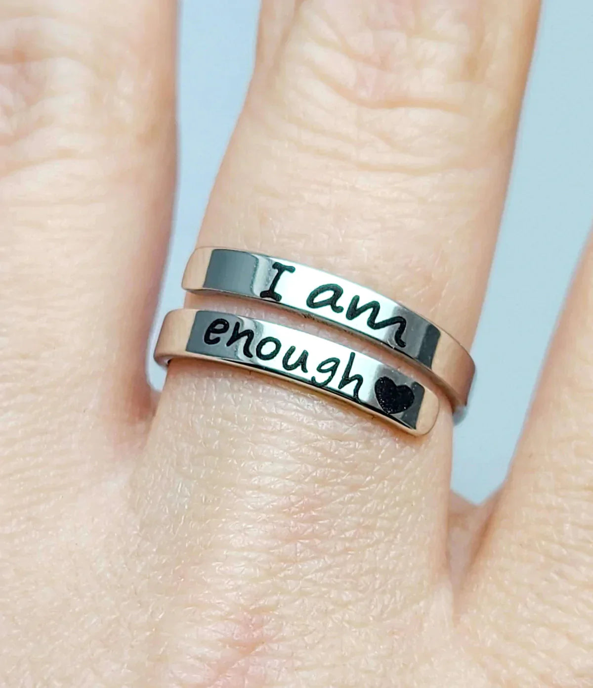 Silberne Motivationsringe "I am enough" auf Finger, Edelstahl, Geschenkidee, Schmuck.