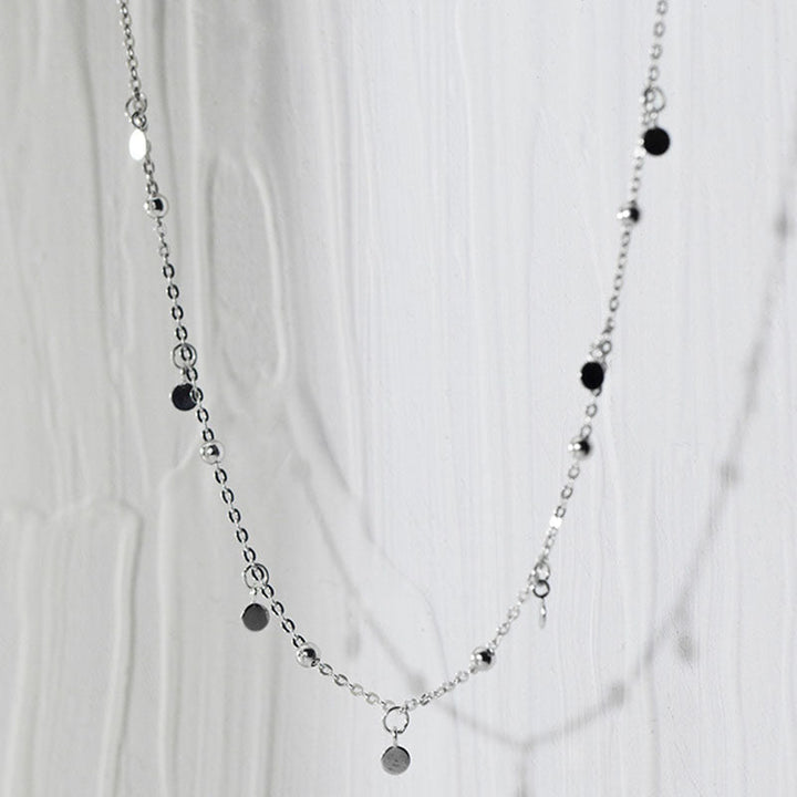 Silberne Halskette mit runden Anhängern, filigranes Design, modischer Schmuck für Damen.