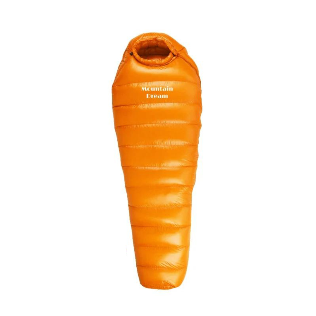 Orangefarbener Mumienschlafsack, isoliert, leicht, ideal für Camping und Outdoor-Abenteuer.