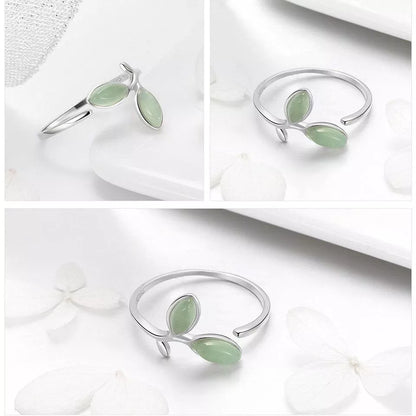 Silberring mit grünen Edelsteinblättern, elegantes Design, Damen-Schmuck, Geschenkidee.