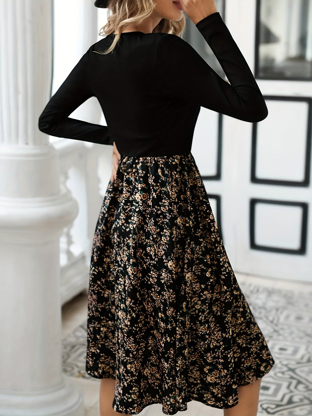 Frau in schwarzem, geblümtem Kleid, elegantes Design, langärmelig, modisch, stilvoll.