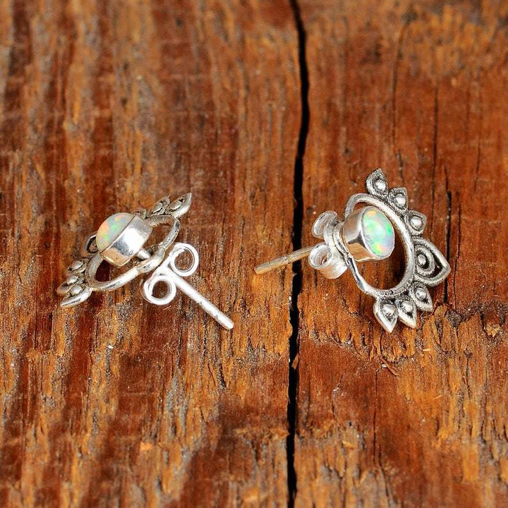 Silberne Opal-Ohrringe auf Holz, handgefertigt, Boho-Stil, Schmuck für Damen.