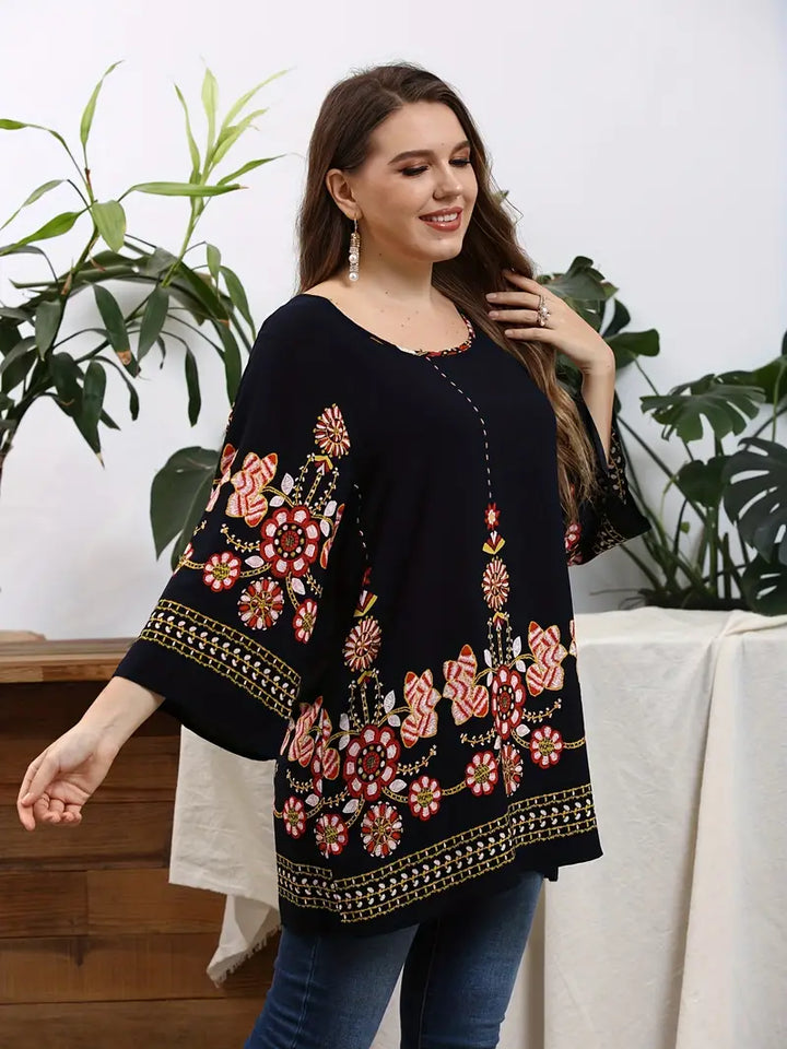 Frau trägt schwarzes Boho-Kleid mit buntem Blumenmuster, lässig, modisch, elegant.