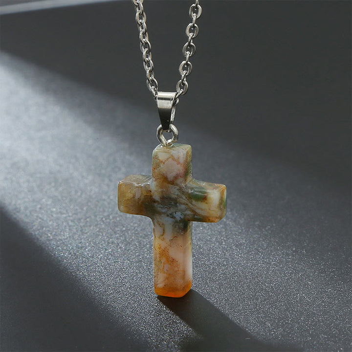 Kreuzanhänger aus Naturstein an silberner Kette, Unisex-Schmuck, modisch, elegant.