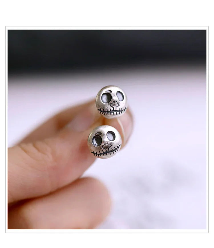 Silberne Totenkopf-Ohrringe, handgefertigt, Halloween-Schmuck, gruseliges Design.