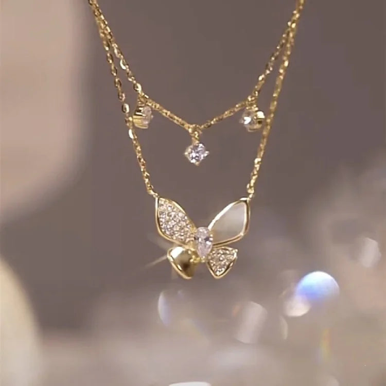 Goldene Schmetterlingskette mit Kristallen, elegantes Schmuckdesign, Damenaccessoire.