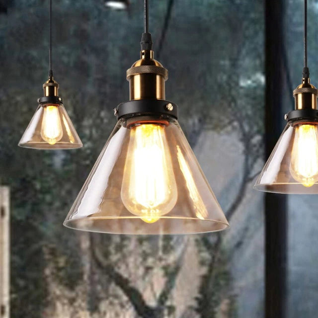 Dreifache Vintage-Hängeleuchte mit Glas-Schirm, Edison-Glühbirne, industrielles Design.